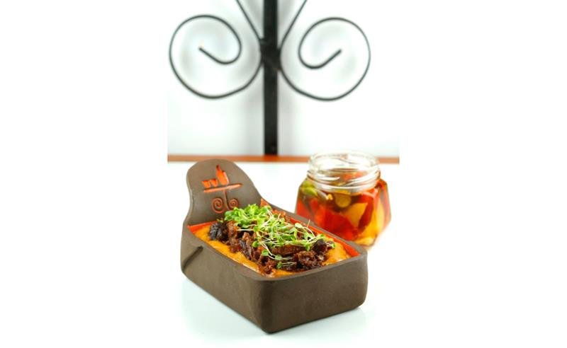 Bar da Frente une gastronomia e design com cerâmicas de Ju Ayroso no Festival Botecar