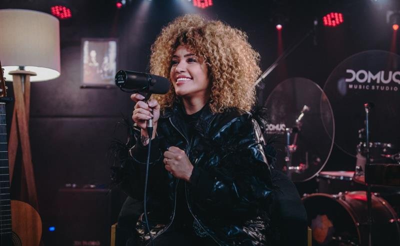 Destaque no reality musical “Estrela da Casa”, a cantora Leidy Murilho apresenta seu novo single e clipe de “Me Ajude A Melhorar”, uma releitura do cantor Eli Soares