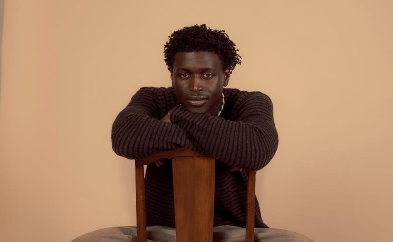 Mon Rovîa lança álbum de estreia Bloodline — já disponível