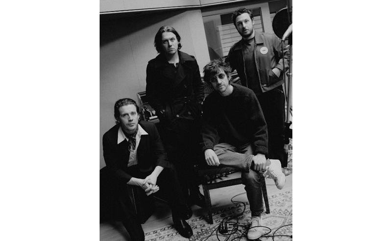 War Child Records anuncia ‘HELP(2)’ e Arctic Monkeys lançam o primeiro single, ‘Opening Night’