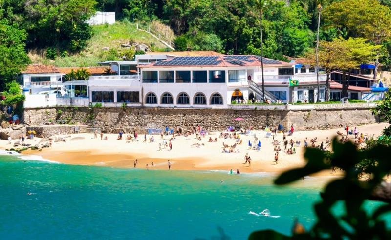5 restaurantes com vista para o mar para transformar o happy hour em experiência