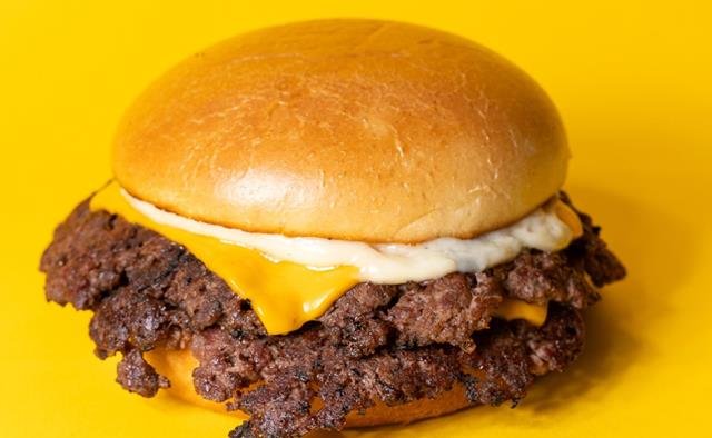 Rede Janela Bar lança ação especial para comemorar o Dia do Hambúrguer em São Paulo