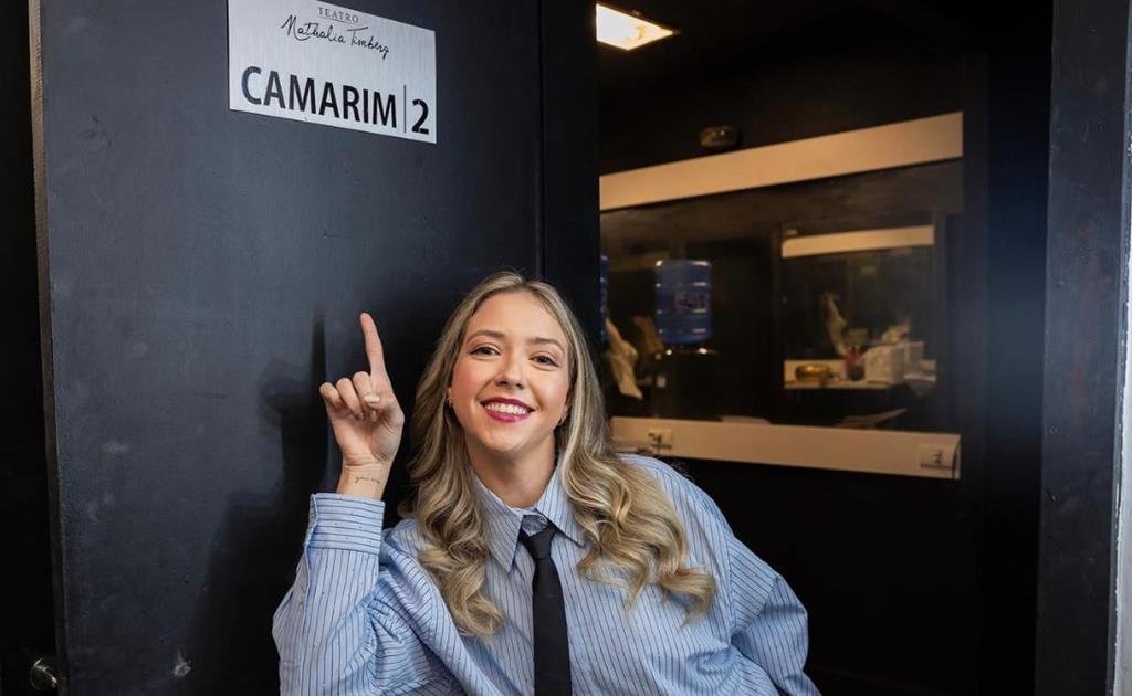 Atriz Amanda Stahorzzky estreia nos palcos do Teatro Nathalia Timberg sob direção de Dani Visco em espetáculo da Escola de Atores Wolf Maya
