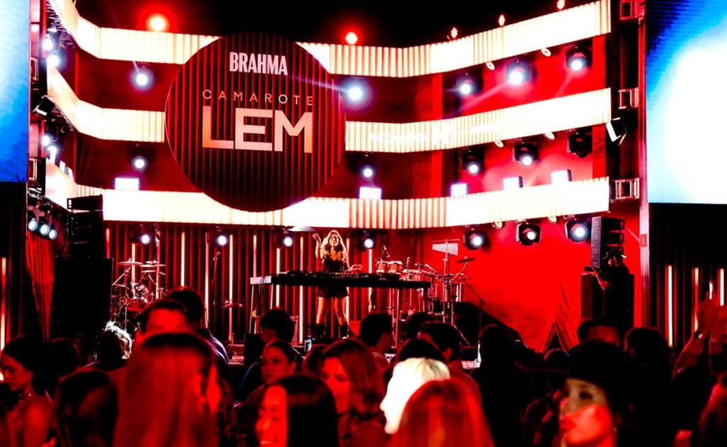Palco do Camarote LEM mantém a festa acesa e garante música durante toda a noite no Arraiá