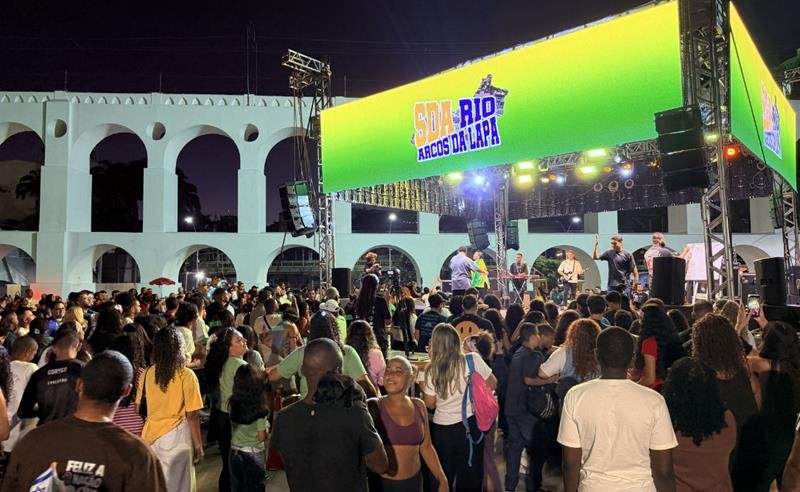 Centenas de jovens participam do encerramento da Semana do Avivamento nos Arcos da Lapa com participação de Lukas Agustinho e Dan Nascimento