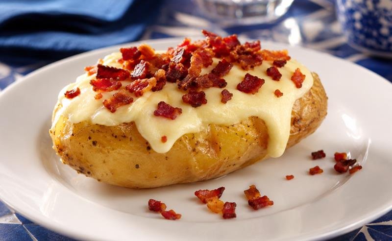 Batata Recheada com Fondue de Queijo: receita prática para aquecer os dias frios