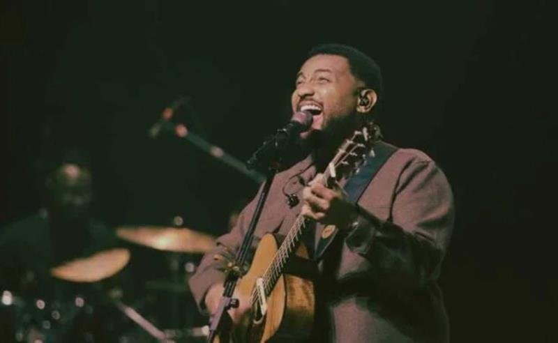 Vencedor de quatro Grammy Latino, Eli Soares apresenta o single e clipe de “Me Atraiu”
